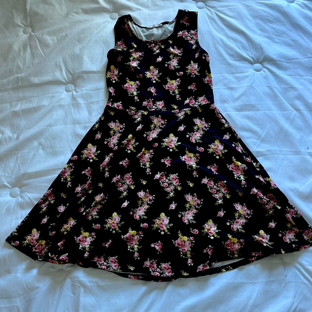 Kids Girl Size 10/12 Flowered Pattern Dress